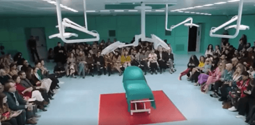 Etrange décor hospitalier du défilé GUCCI 2018