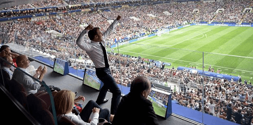 Gamin Macron au stade de foot