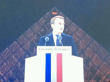 Macron devant la Pyramide du Louvre