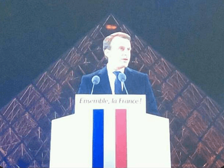 Macron devent la Pyramide