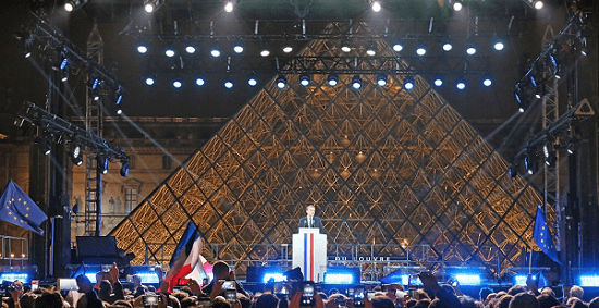 Macron devant Pyramide Louvre