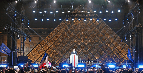 Macron devant la pyramide du Louvre 1