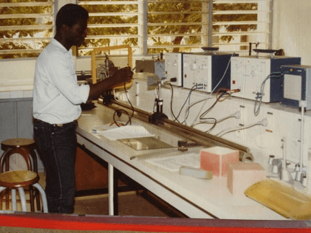 Labo de physique, à l'Université de Lomé
